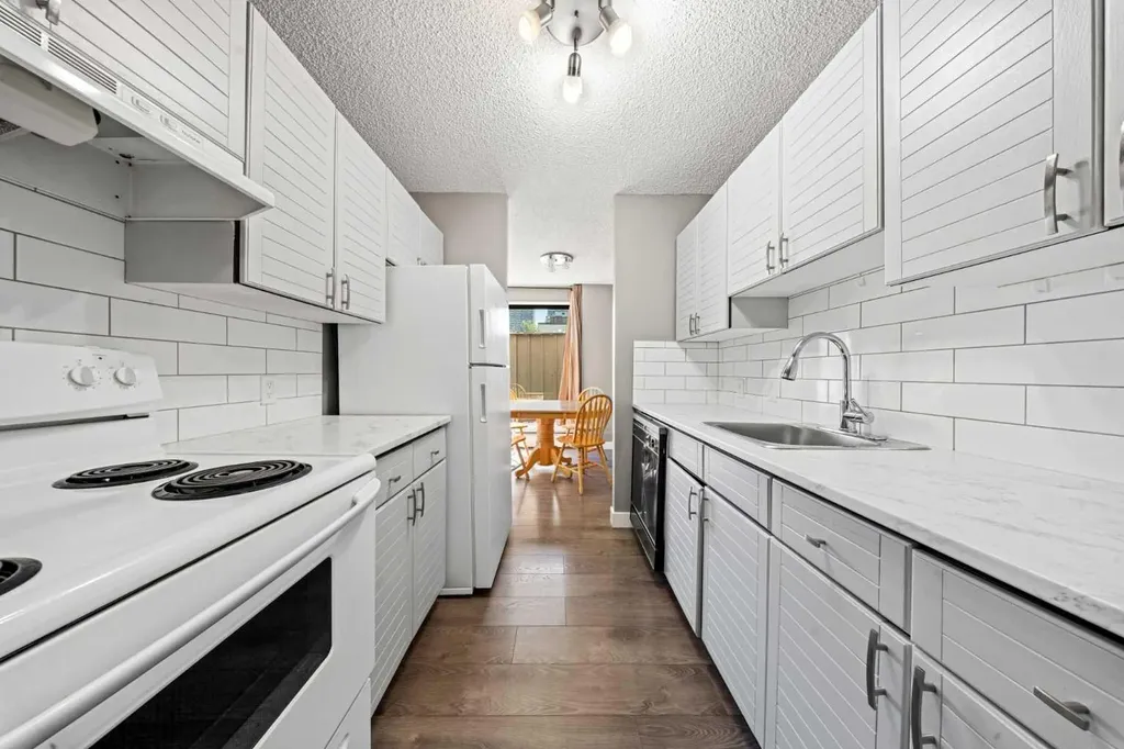 718 12 Avenue SW Calgary AB T2R 0H7
