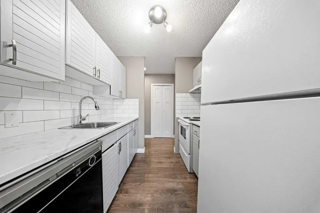 718 12 Avenue SW Calgary AB T2R 0H7