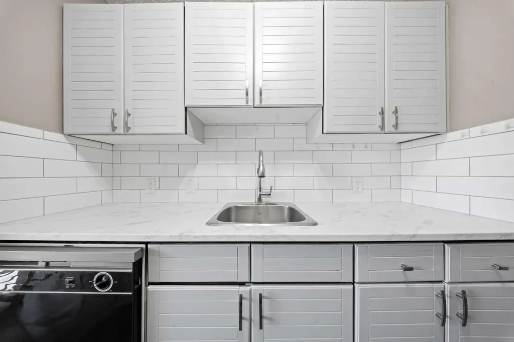 718 12 Avenue SW Calgary AB T2R 0H7