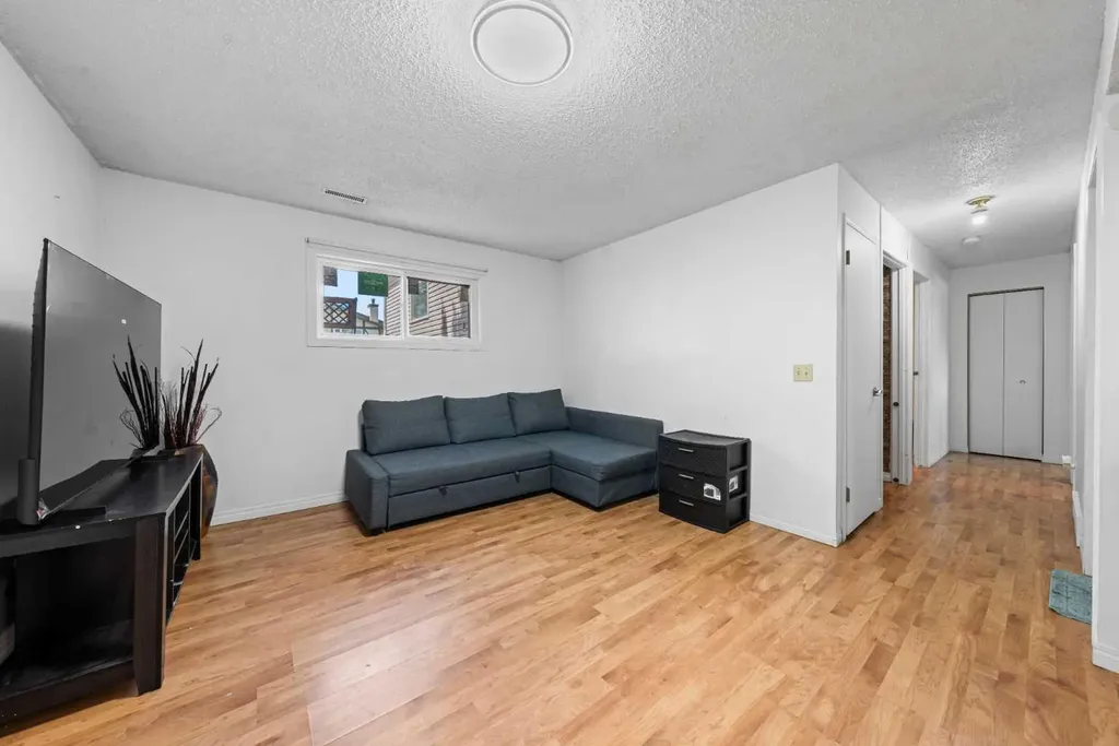 143 Castlebrook Rise NE Calgary AB T3J 1Y3