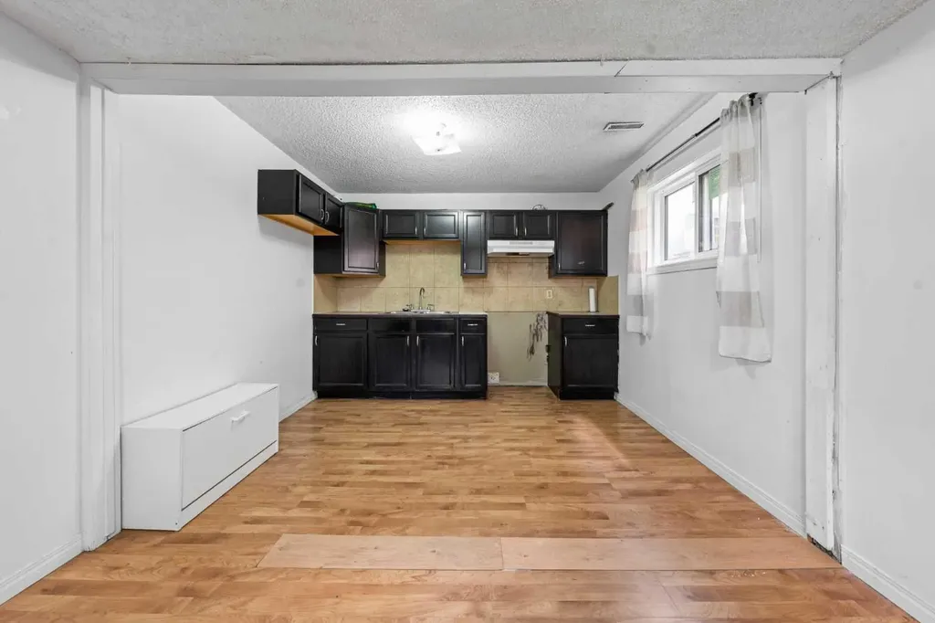 143 Castlebrook Rise NE Calgary AB T3J 1Y3