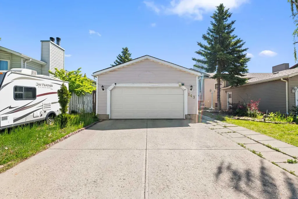 143 Castlebrook Rise NE Calgary AB T3J 1Y3