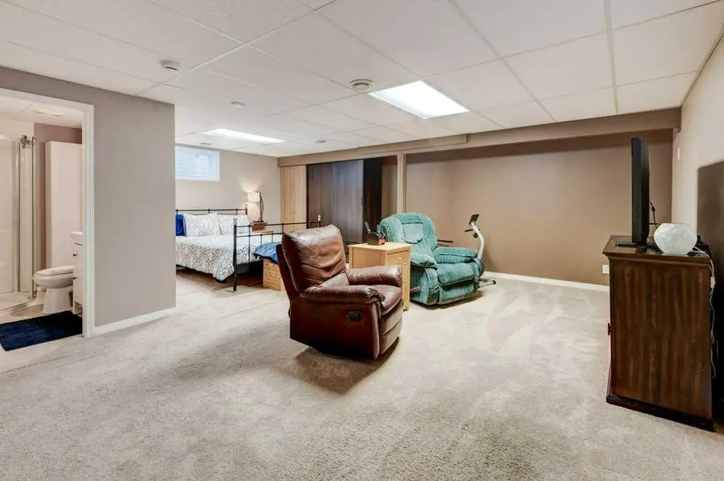 15 New Brighton Manor SE Calgary AB T2Z 4G8