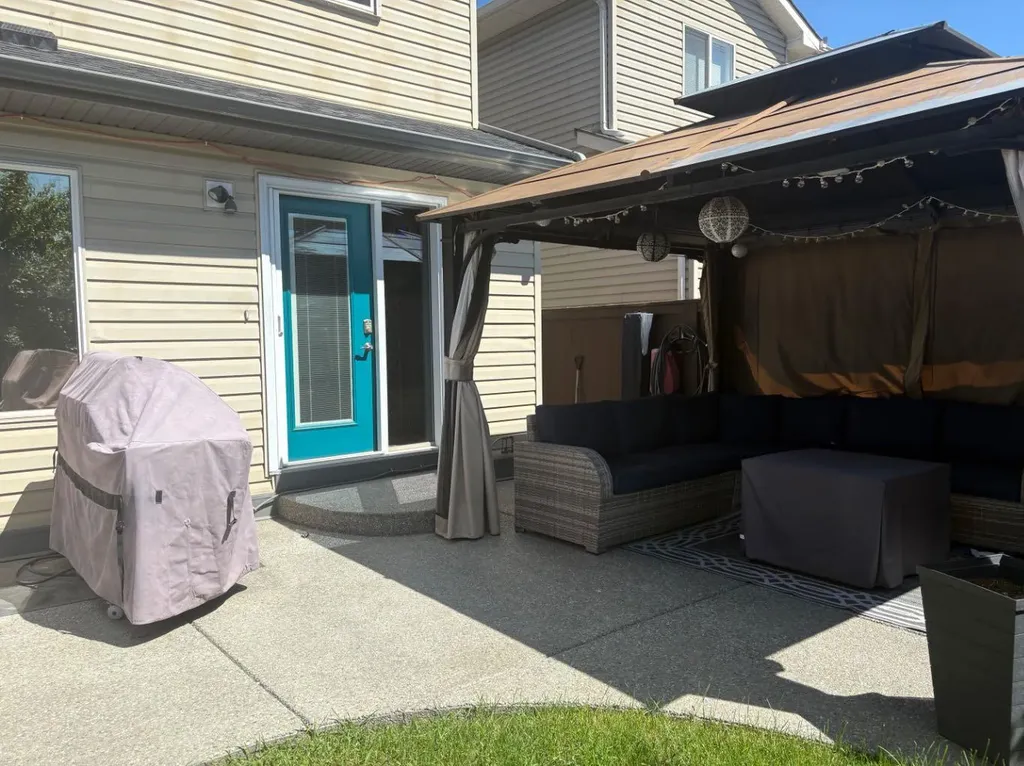15 New Brighton Manor SE Calgary AB T2Z 4G8