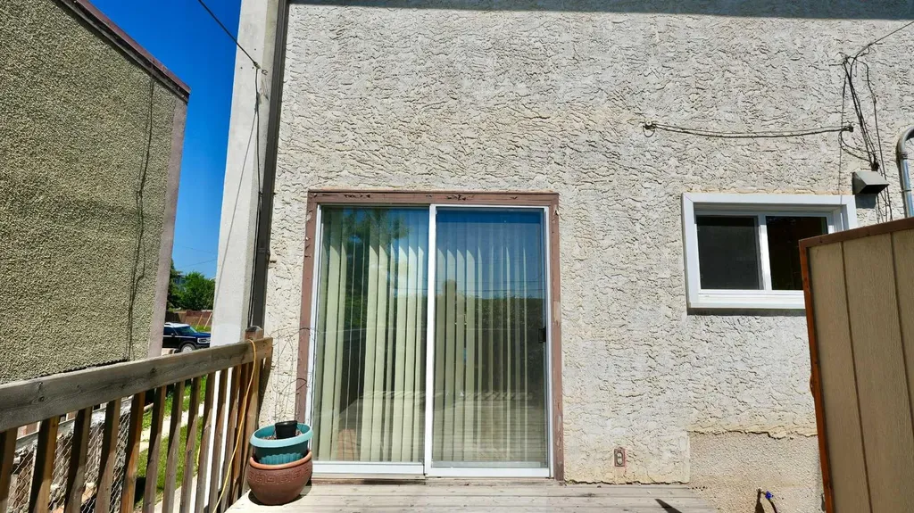 9527 89 Avenue Peace River AB T8S 1G7