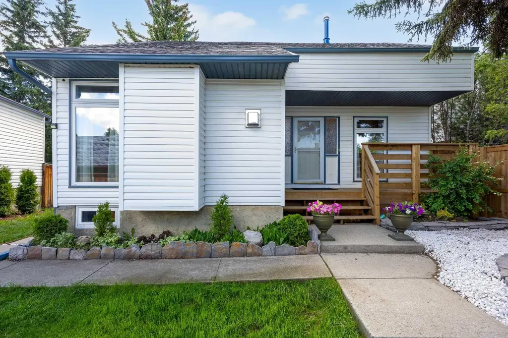 151 Ranchview Place NW Calgary AB T3G 1H7