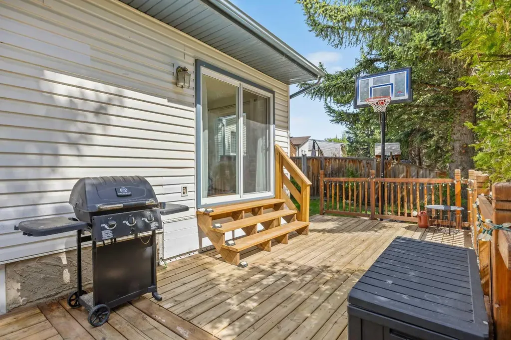 151 Ranchview Place NW Calgary AB T3G 1H7