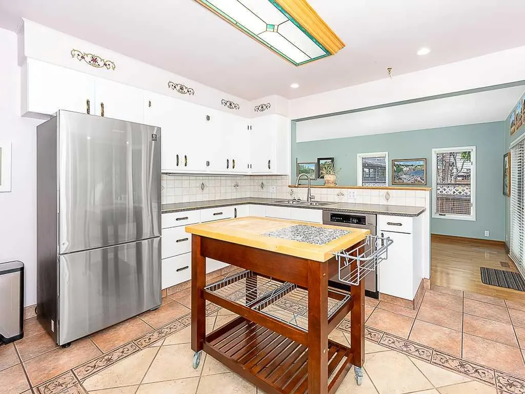 1916 Grand Oaks Drive SW Calgary AB T3E 4A7