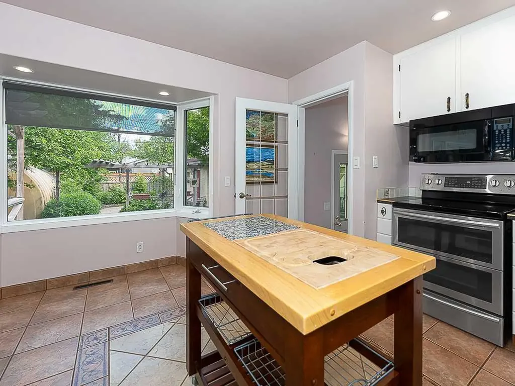 1916 Grand Oaks Drive SW Calgary AB T3E 4A7