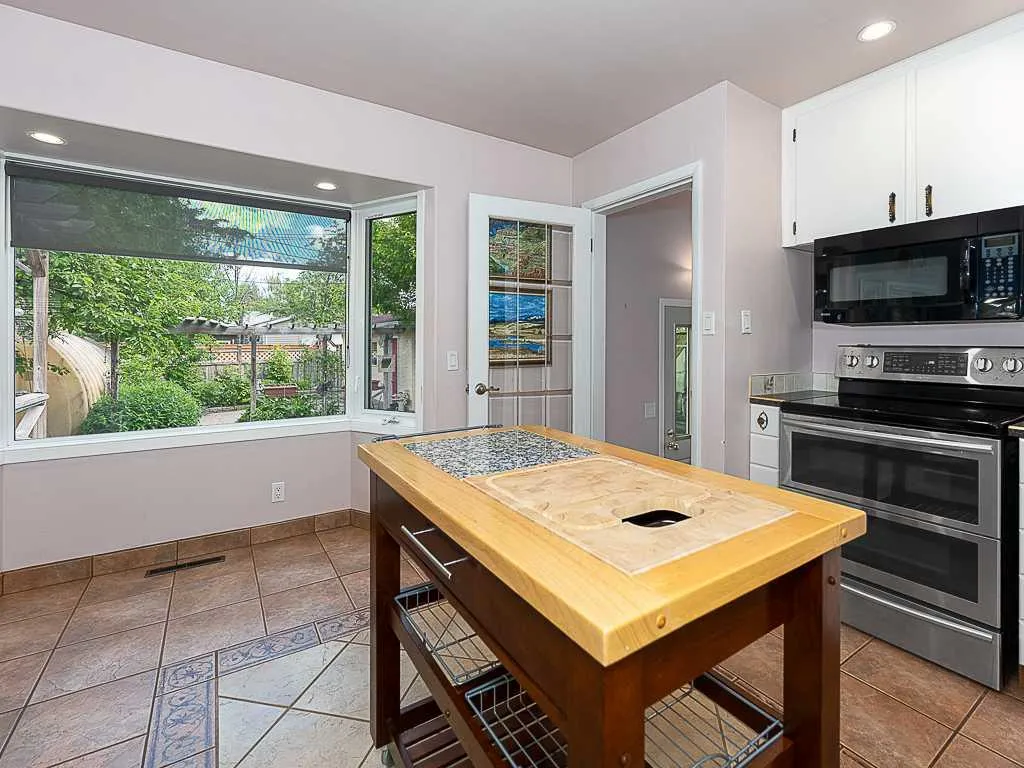 1916 Grand Oaks Drive SW Calgary AB T3E 4A7