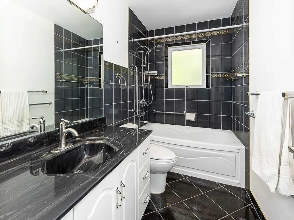 1916 Grand Oaks Drive SW Calgary AB T3E 4A7