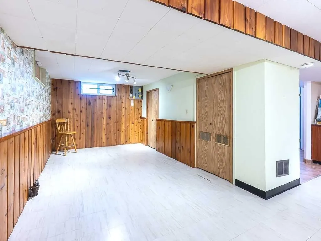 1916 Grand Oaks Drive SW Calgary AB T3E 4A7