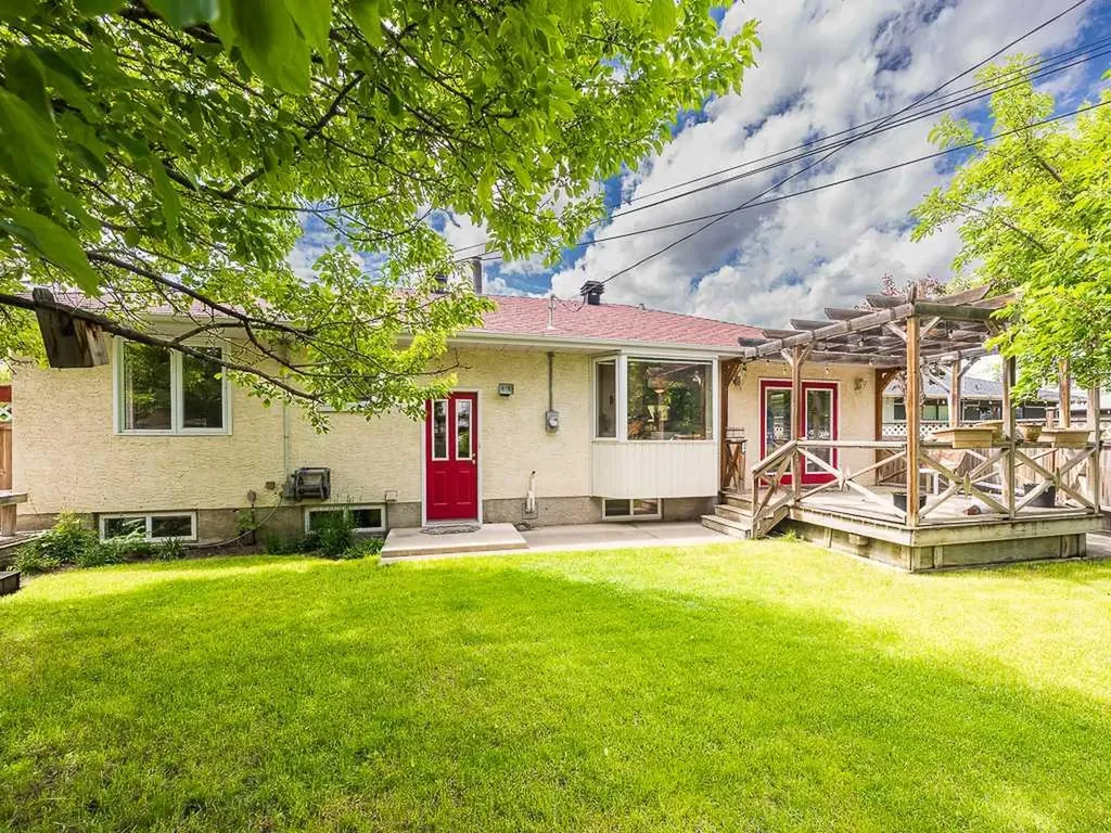 1916 Grand Oaks Drive SW Calgary AB T3E 4A7