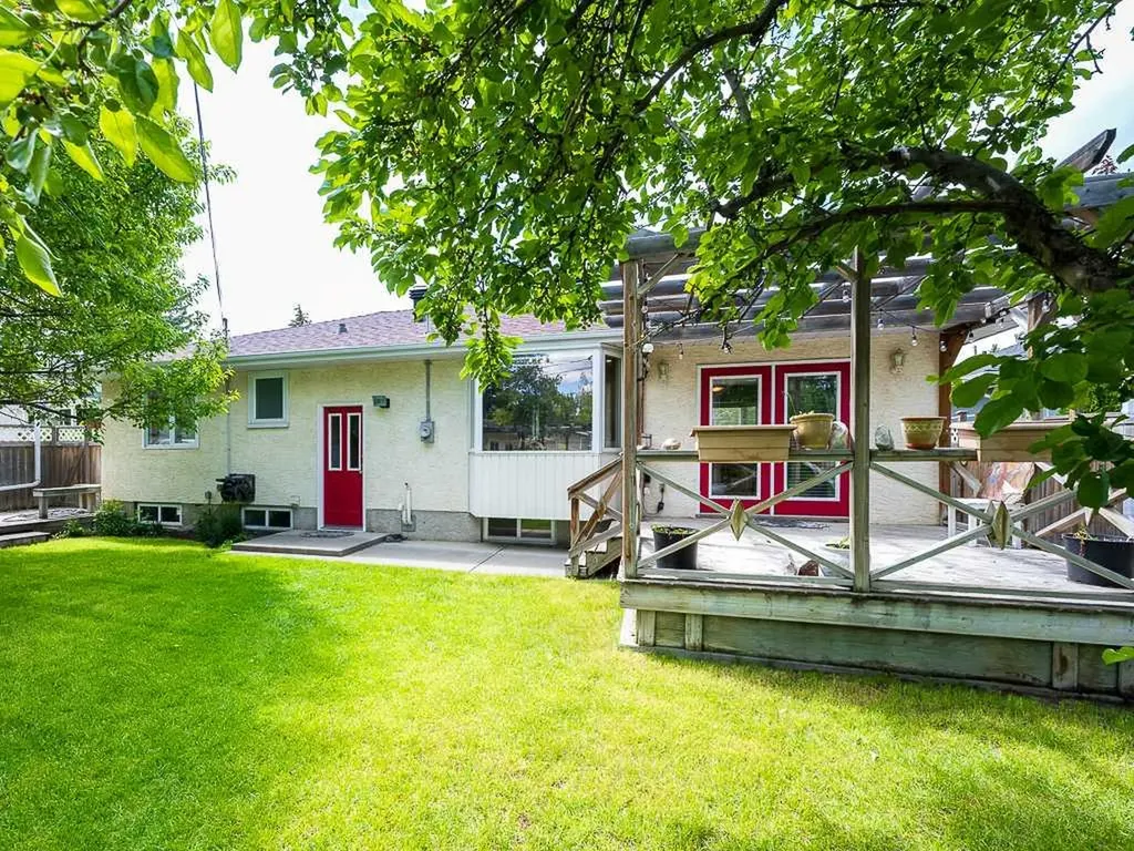 1916 Grand Oaks Drive SW Calgary AB T3E 4A7