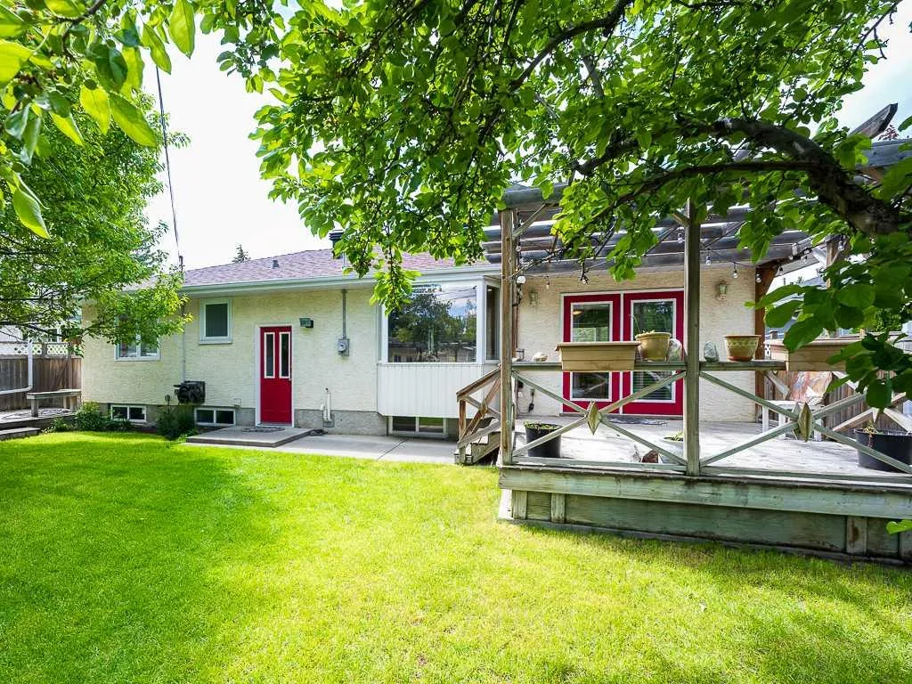 1916 Grand Oaks Drive SW Calgary AB T3E 4A7