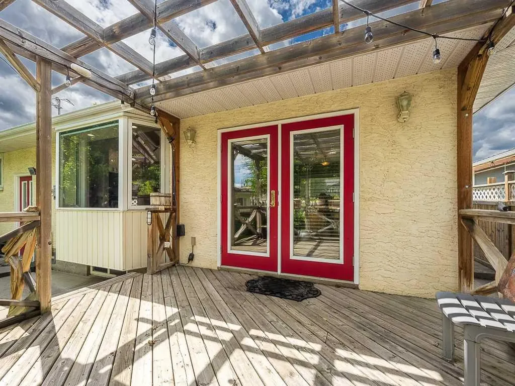 1916 Grand Oaks Drive SW Calgary AB T3E 4A7