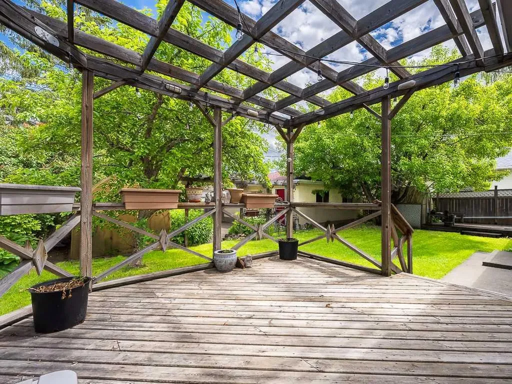 1916 Grand Oaks Drive SW Calgary AB T3E 4A7