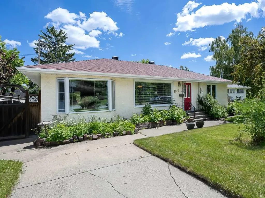 1916 Grand Oaks Drive SW Calgary AB T3E 4A7