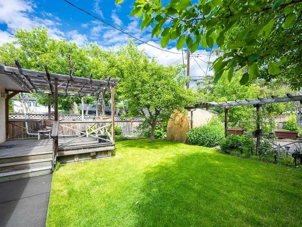 1916 Grand Oaks Drive SW Calgary AB T3E 4A7