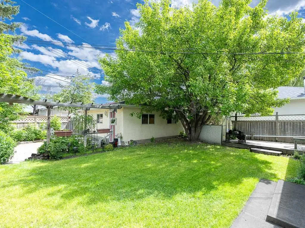1916 Grand Oaks Drive SW Calgary AB T3E 4A7