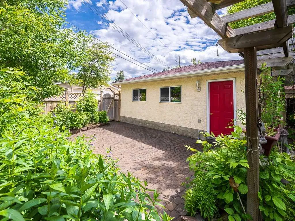 1916 Grand Oaks Drive SW Calgary AB T3E 4A7