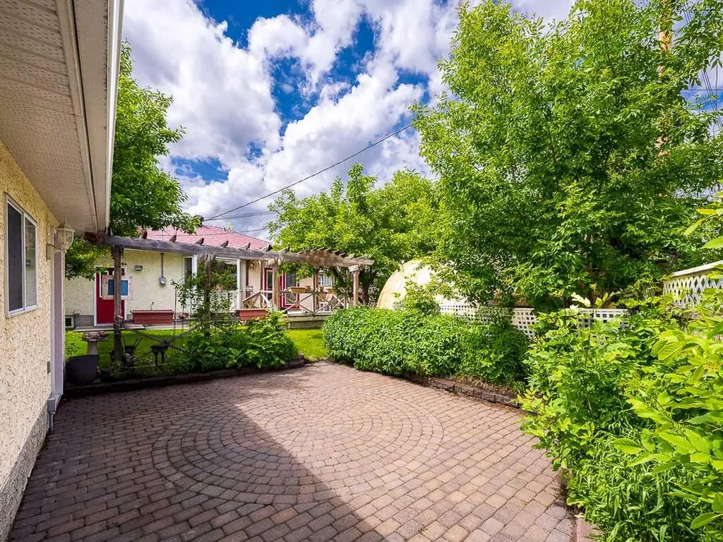 1916 Grand Oaks Drive SW Calgary AB T3E 4A7