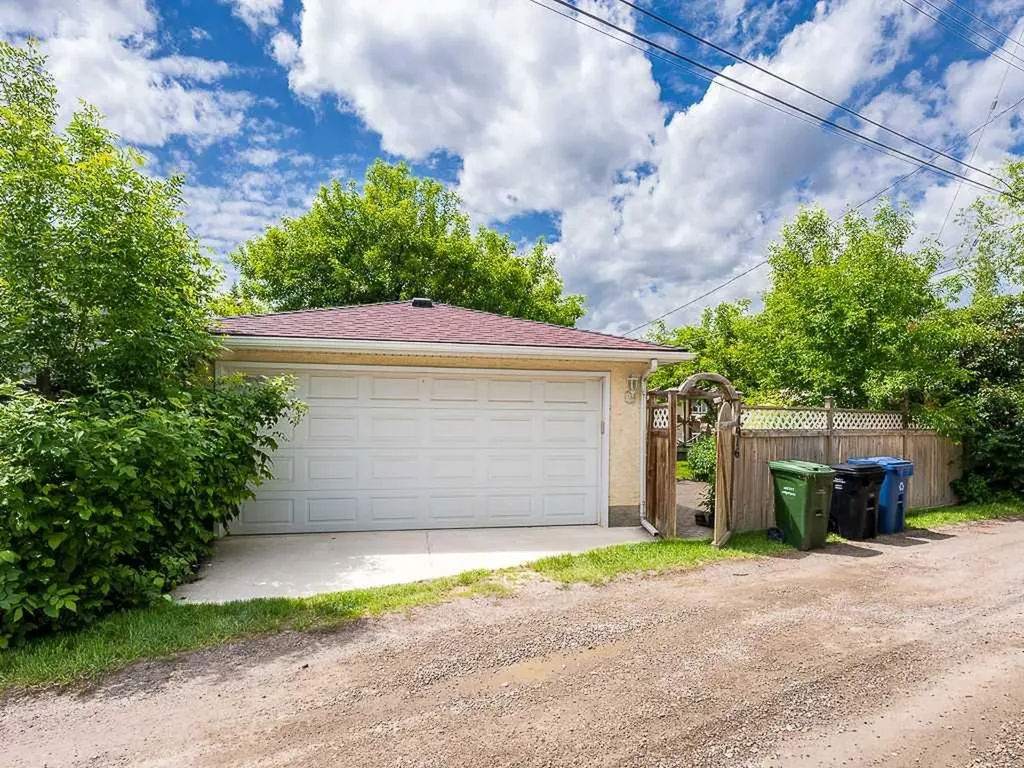 1916 Grand Oaks Drive SW Calgary AB T3E 4A7