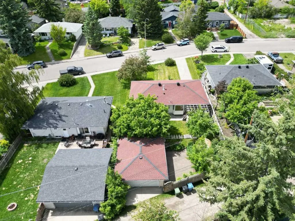 1916 Grand Oaks Drive SW Calgary AB T3E 4A7