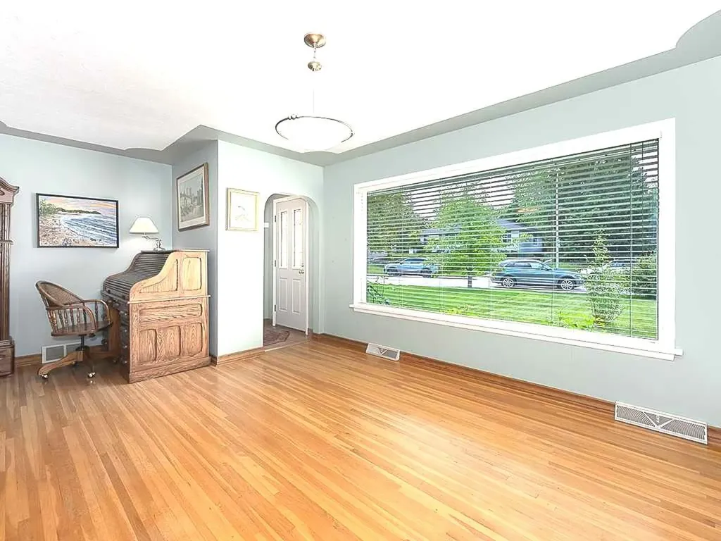 1916 Grand Oaks Drive SW Calgary AB T3E 4A7