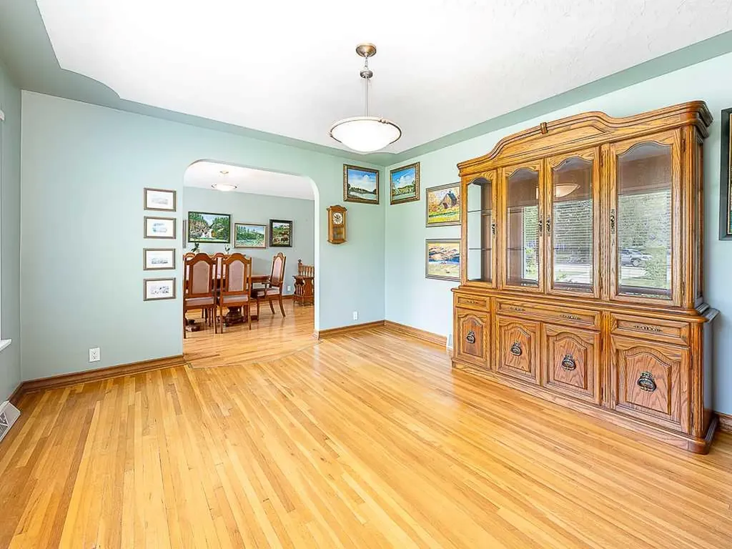 1916 Grand Oaks Drive SW Calgary AB T3E 4A7