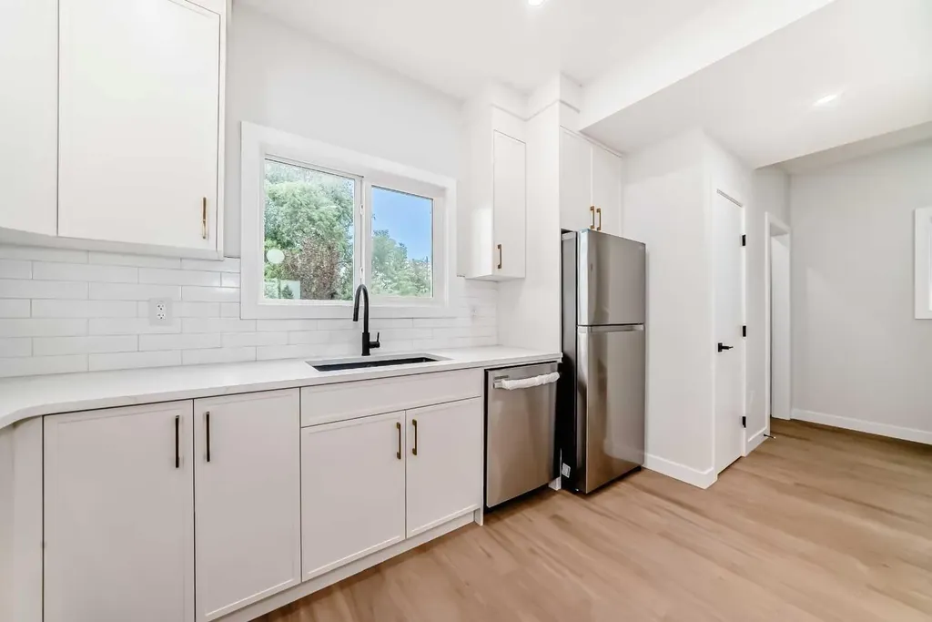 6305 62 Street NW Calgary AB T3B 2C4