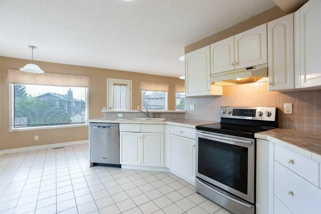 561 Woodbine Boulevard SW Calgary AB T2W 4P5