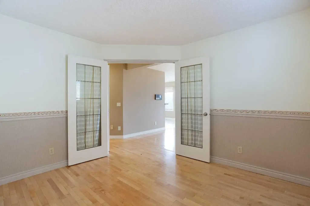 561 Woodbine Boulevard SW Calgary AB T2W 4P5