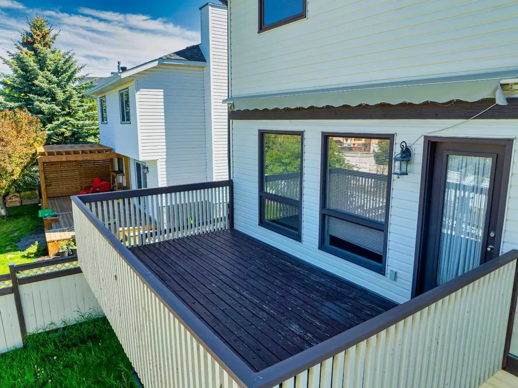 561 Woodbine Boulevard SW Calgary AB T2W 4P5