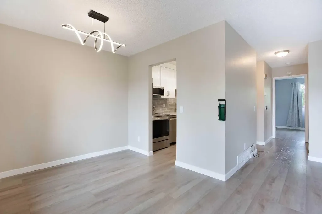 3627 Cedarille Drive SW Calgary AB T2W 3J5