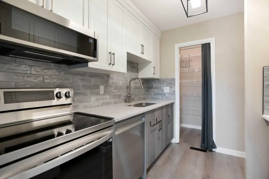 3627 Cedarille Drive SW Calgary AB T2W 3J5