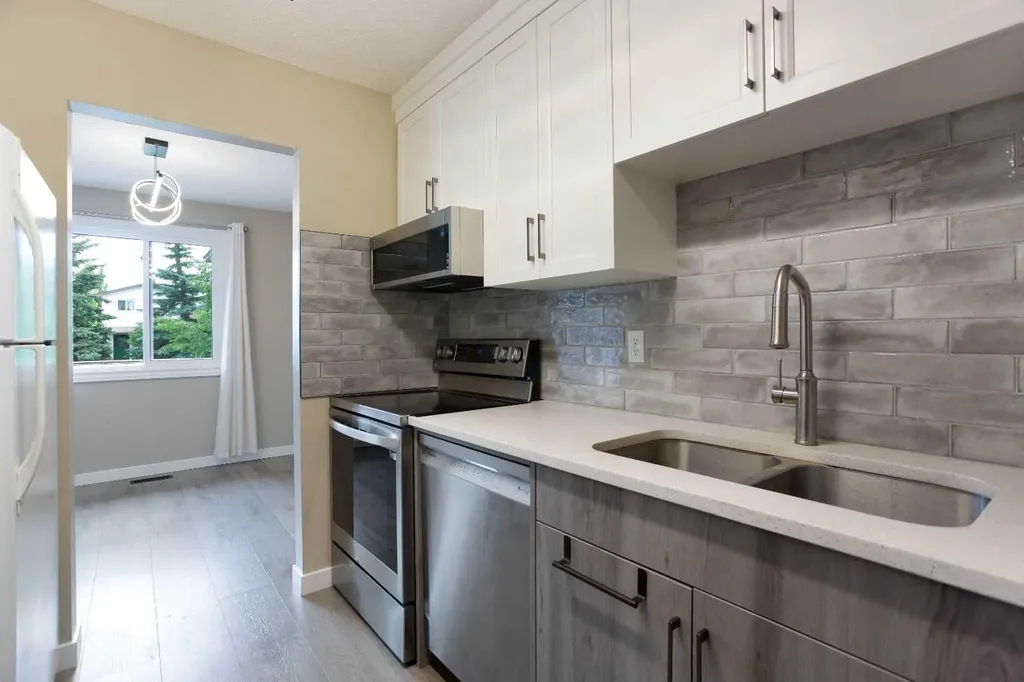 3627 Cedarille Drive SW Calgary AB T2W 3J5