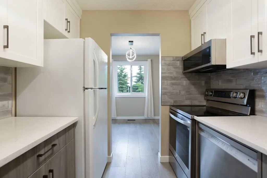 3627 Cedarille Drive SW Calgary AB T2W 3J5