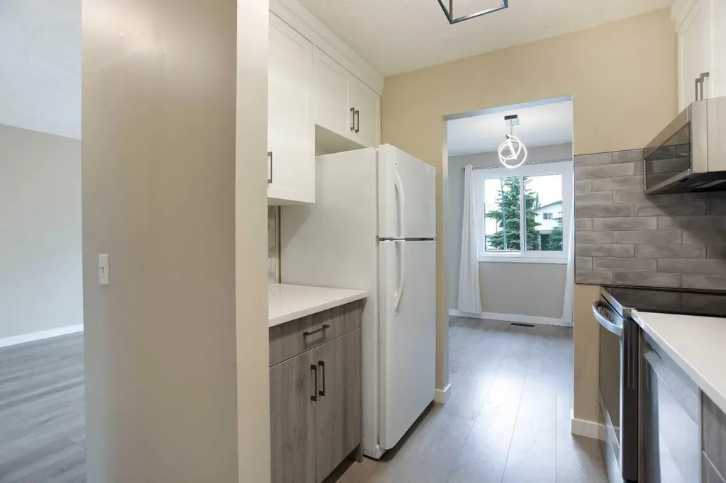 3627 Cedarille Drive SW Calgary AB T2W 3J5