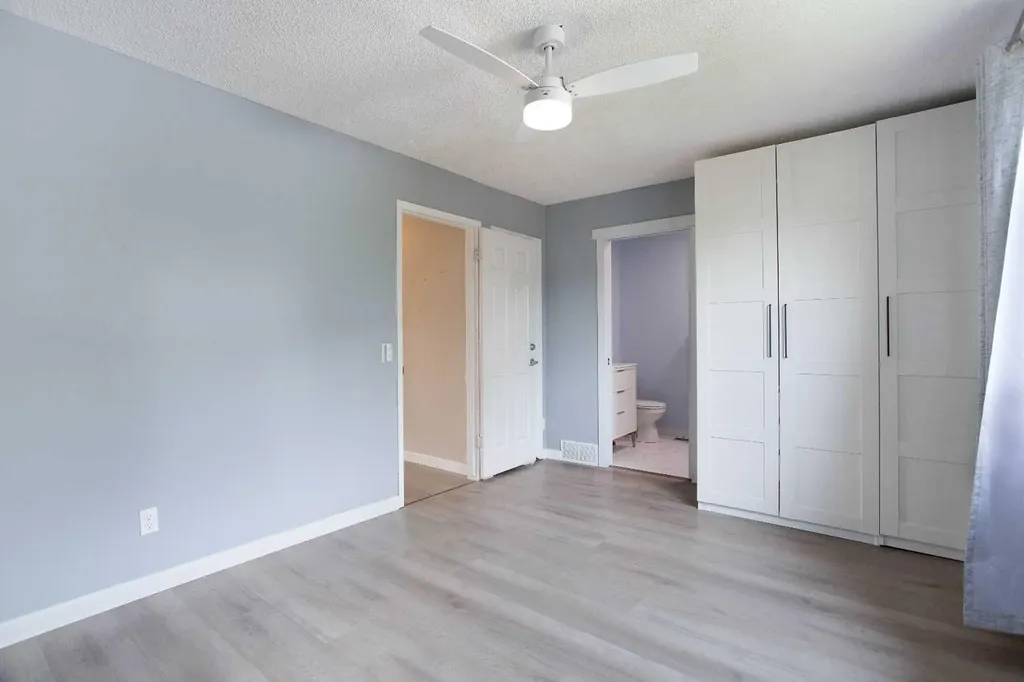 3627 Cedarille Drive SW Calgary AB T2W 3J5