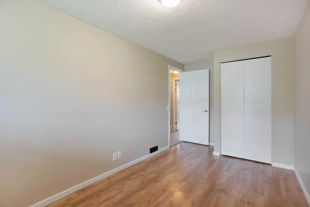 3627 Cedarille Drive SW Calgary AB T2W 3J5