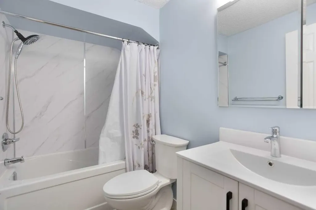 3627 Cedarille Drive SW Calgary AB T2W 3J5