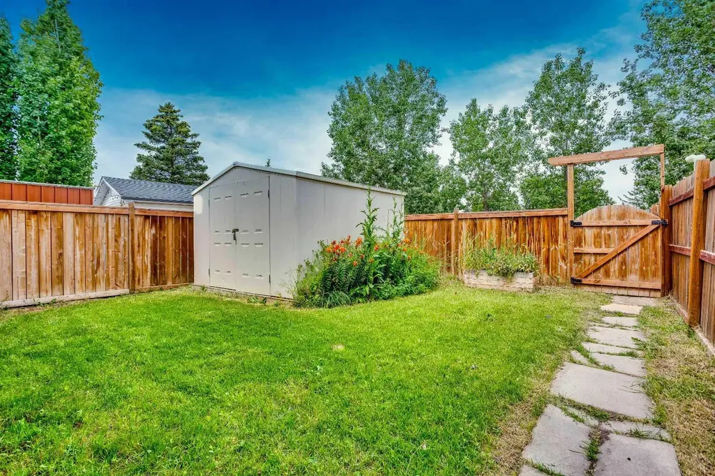 3627 Cedarille Drive SW Calgary AB T2W 3J5