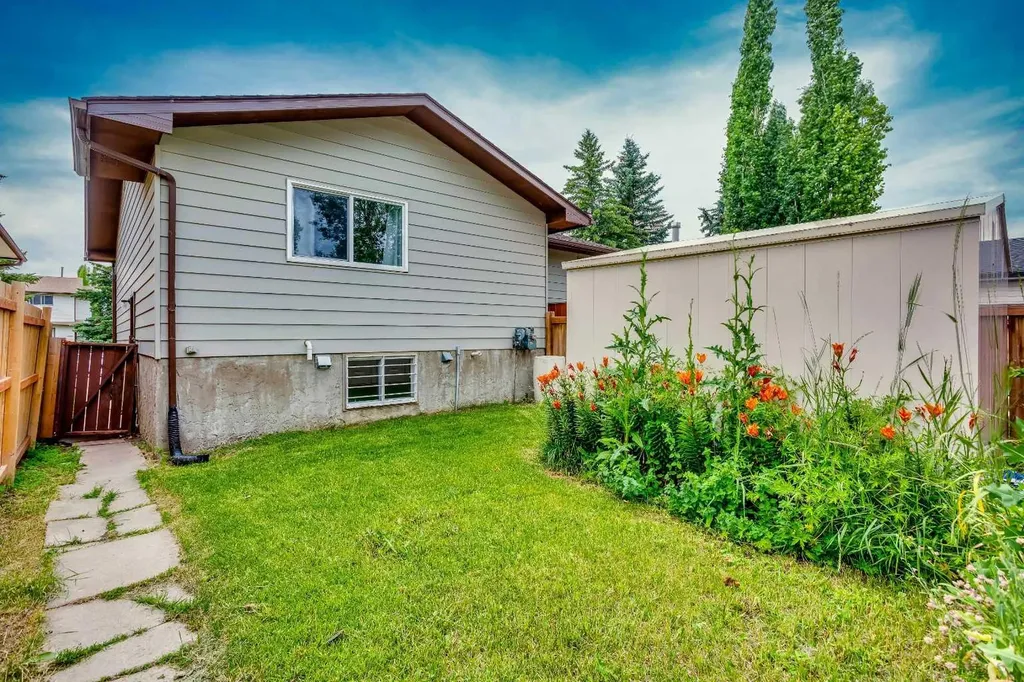 3627 Cedarille Drive SW Calgary AB T2W 3J5