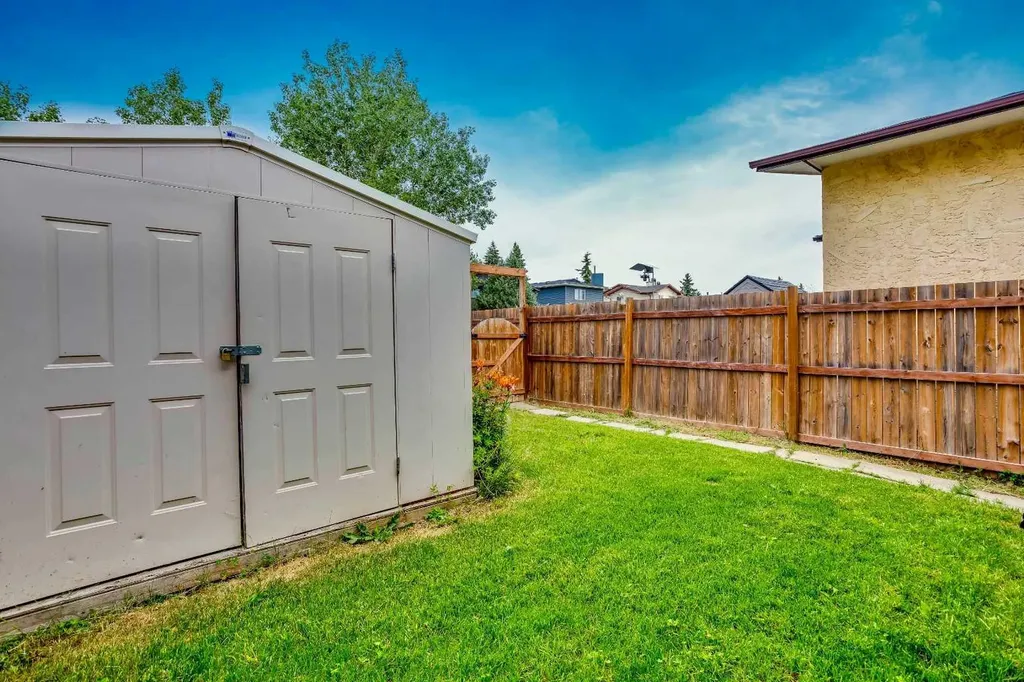 3627 Cedarille Drive SW Calgary AB T2W 3J5