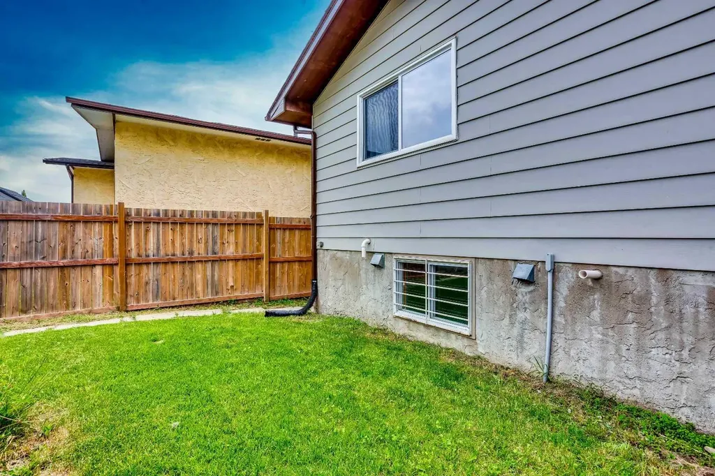 3627 Cedarille Drive SW Calgary AB T2W 3J5