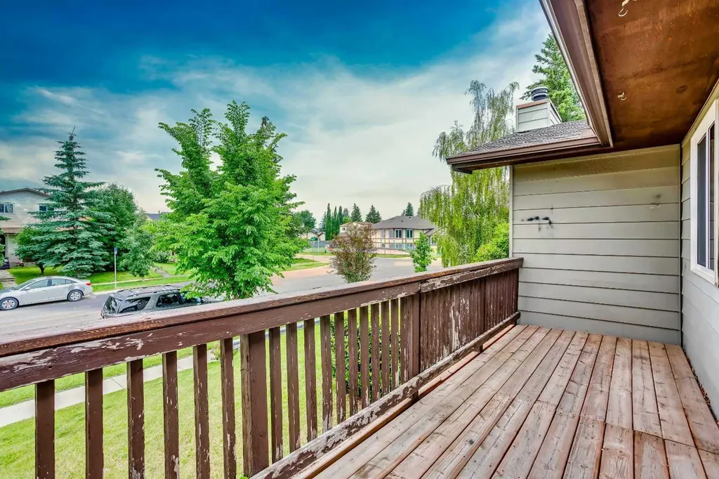 3627 Cedarille Drive SW Calgary AB T2W 3J5