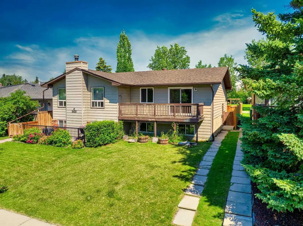 3627 Cedarille Drive SW Calgary AB T2W 3J5