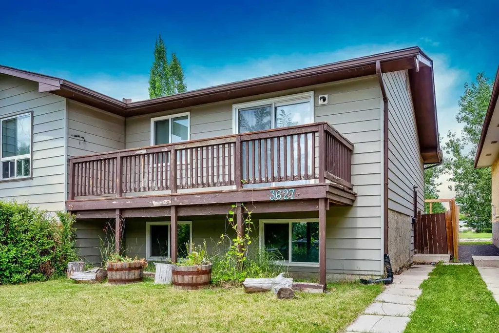 3627 Cedarille Drive SW Calgary AB T2W 3J5