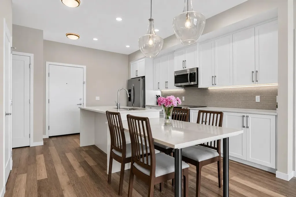 8530 8a Avenue SW Calgary AB T3H 6A7